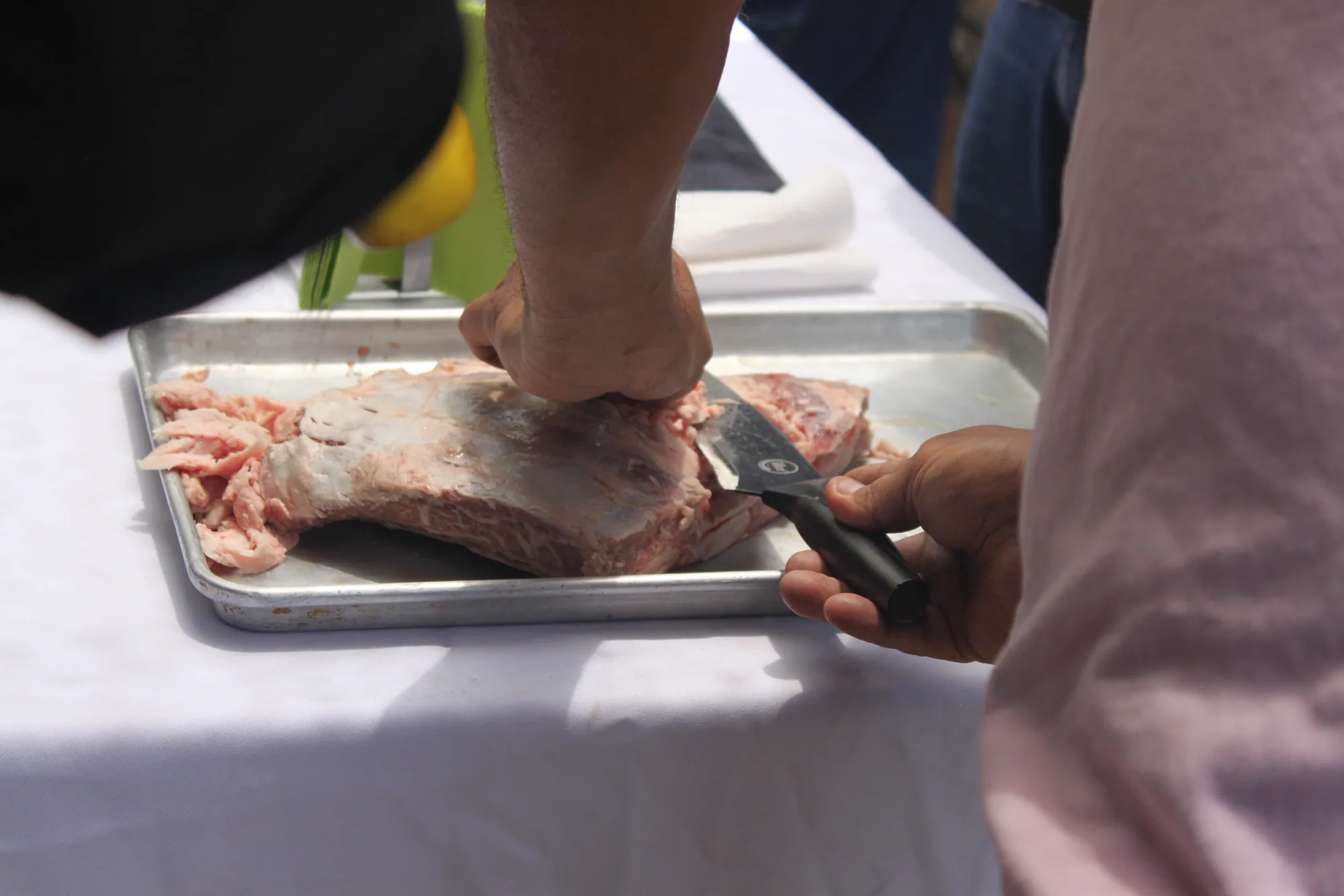 Corte técnico de un costillar con cuchillo de chef para el curso de Churrasquería